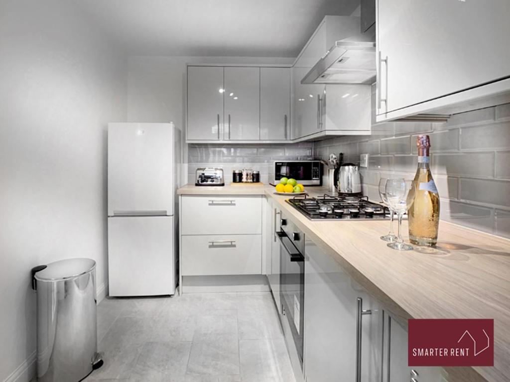 Wokingham - 2 Bed Modern House - Parkingアパートメント エクステリア 写真